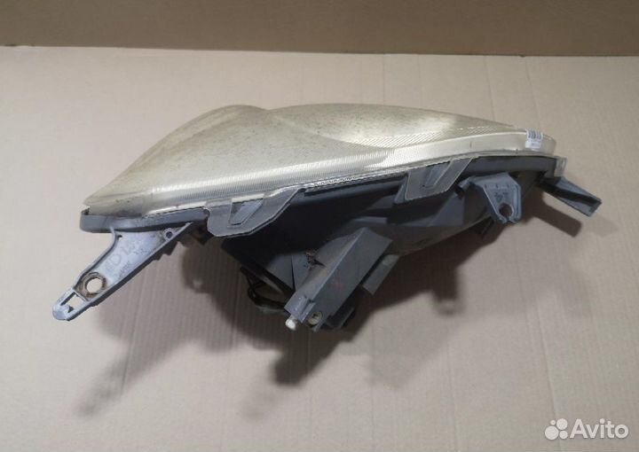 Фара правая toyota yaris 2002 год