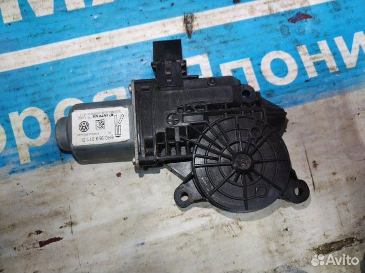 Мотор стеклоподъемника зад.лев. VW Amarok 2H 10-18