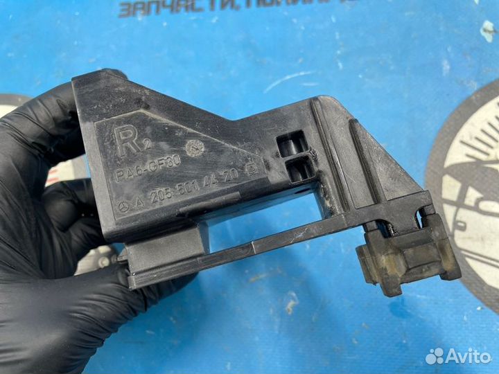 Крепление радиатора правое Mercedes-Benz C-Class