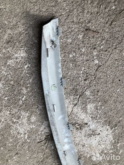 Накладку на решетку радиатора Sandero