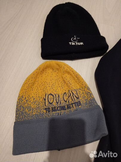 Кофта тёплая на мальчика 140-146,и 2 шапки