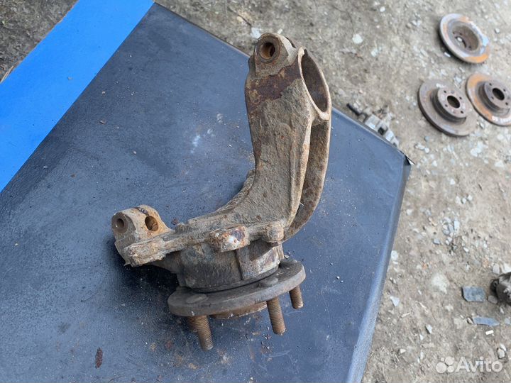 Цапфа левая mazda 3 bk