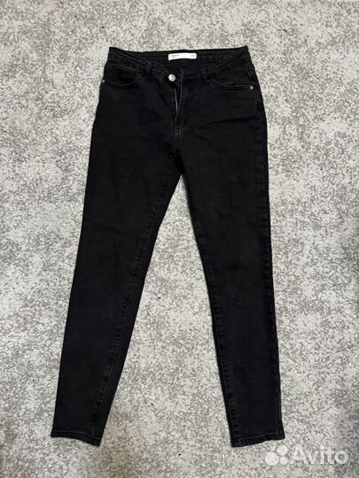 Черные джинсы Modis