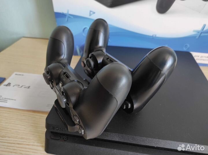 Sony playstation 4 Slim 2 геймпада и подписка Plus