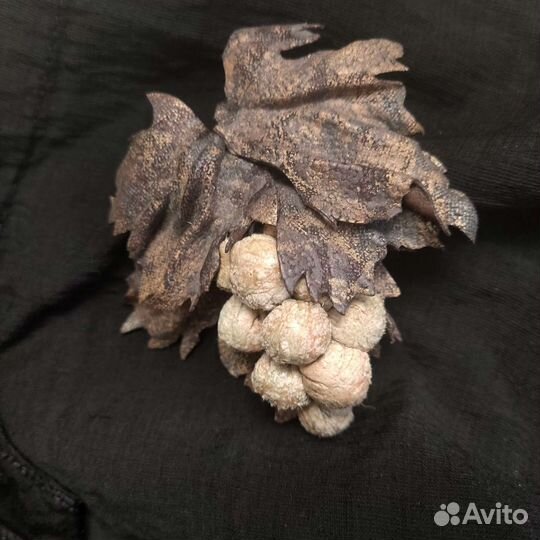 Кожаная брошь Виноградная гроздь Бохо