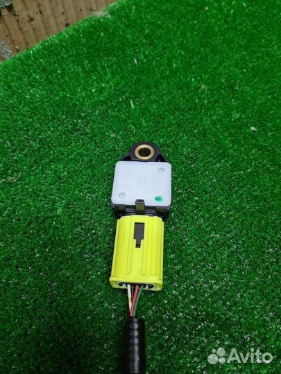 Датчик удара Toyota Auris Corolla Avensis