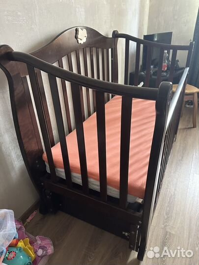 Детская кроватка с маятником