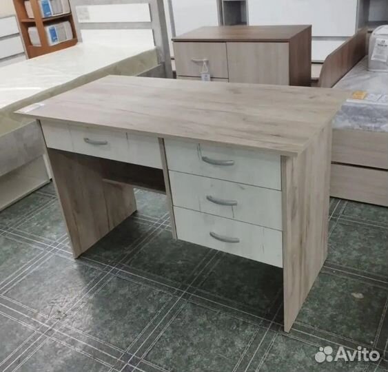 Письменный стол с ящиками