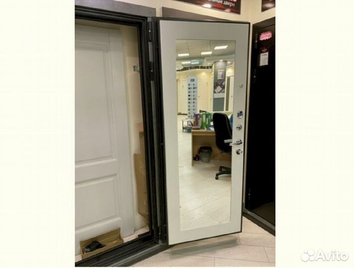 Дверь входная с шумоизоляцией и зеркалом