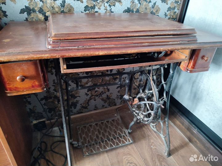 Швейная машинка Зингер ножная