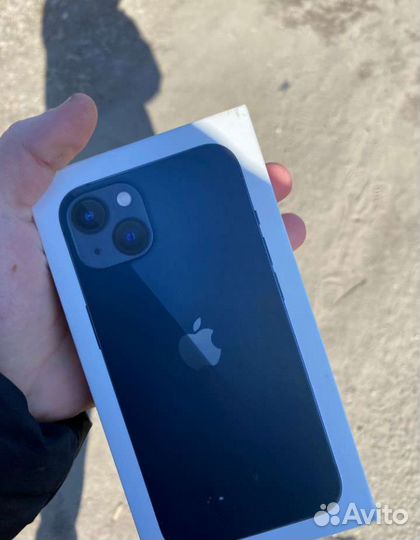 Телефон iPhone 13