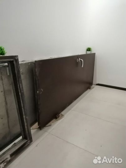 Металлическая дверь бу 80* 200 по полотну