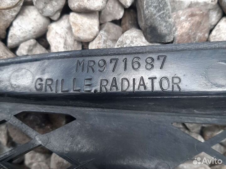 Решетка радиатора Мицубиси Аутлендер 1 левая