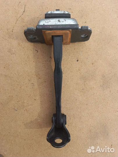 Ограничитель двери левой Kia Rio 4