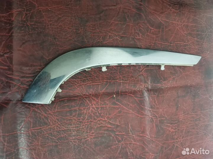 Правый передний молдинг бампера бмв е 32