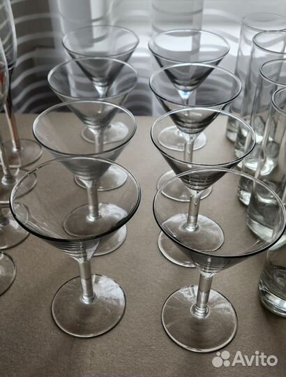 Стеклянные стаканы, бокалы