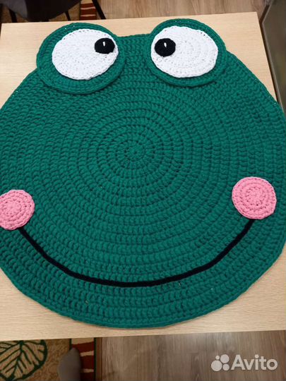 Вязаный коврик Лягушка