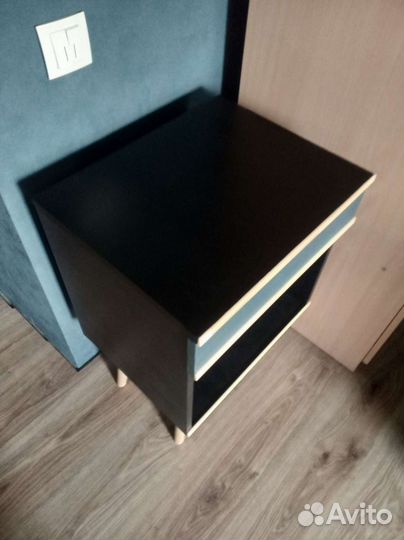 Тумба на высоких ножках