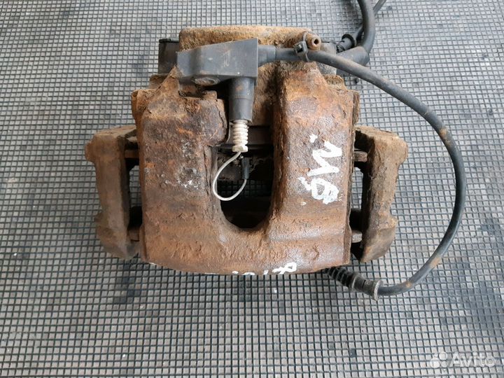 Суппорт передний левый Meрседес 210