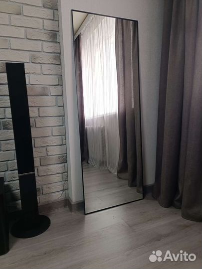 Зеркало в металлической раме