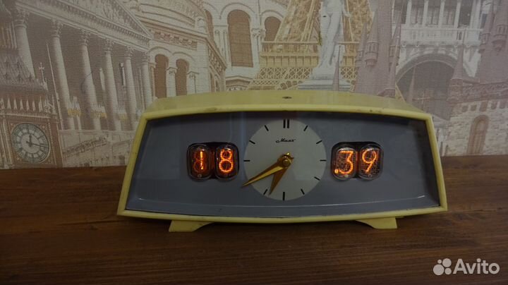 Ретро часы. неоновые индикаторы. механика тикает