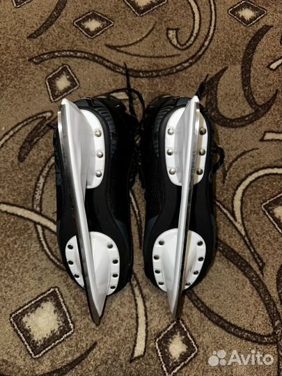 Коньки хоккейные