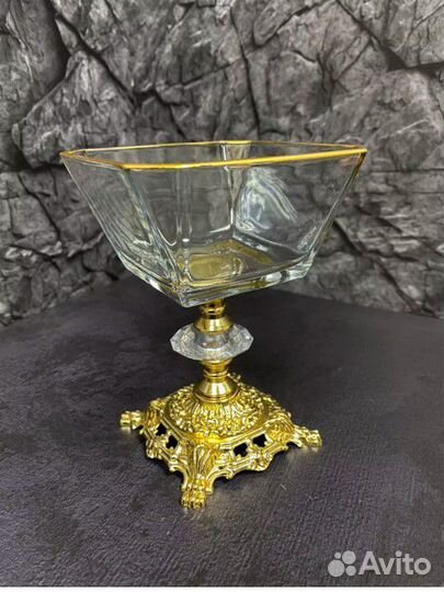 Ваза для фруктов на ножке