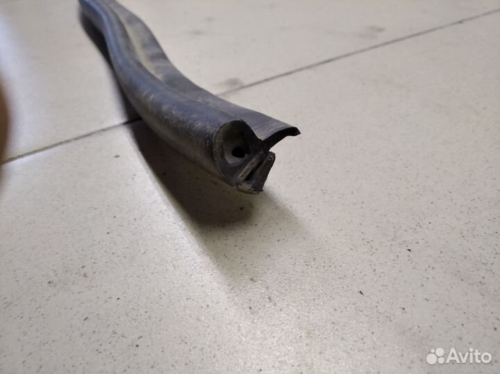 Уплотнитель капота Octavia (A5 1Z) 2004-2013