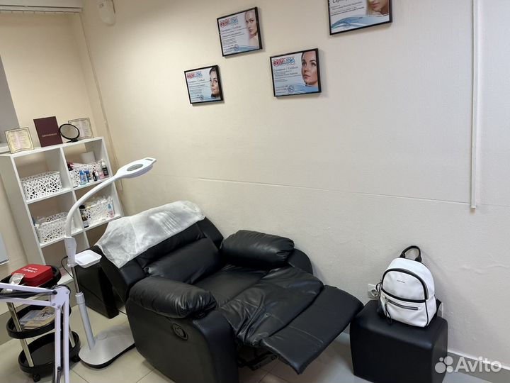 Наращивание ресниц на кресле облаке