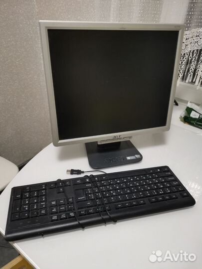 Монитор для компьютера и клавиатура