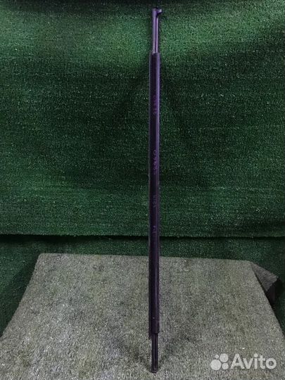 Молдинг стекла двери передний левый Toyota Avensis