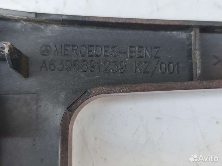 Рамка магнитолы Mercedes W639