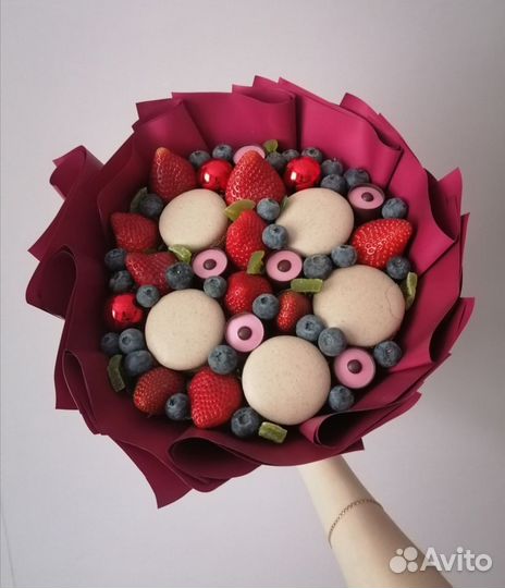 Съедобные букеты. Подарок из клубники, конфет