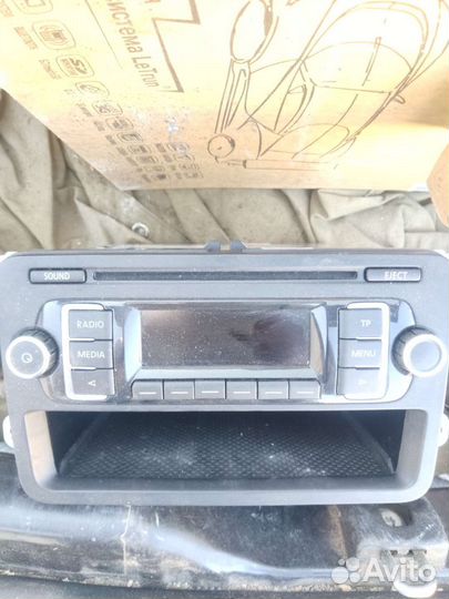 Штатная магнитола на volkswagen jetta