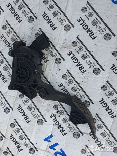 Педаль газа Шкода Рапид