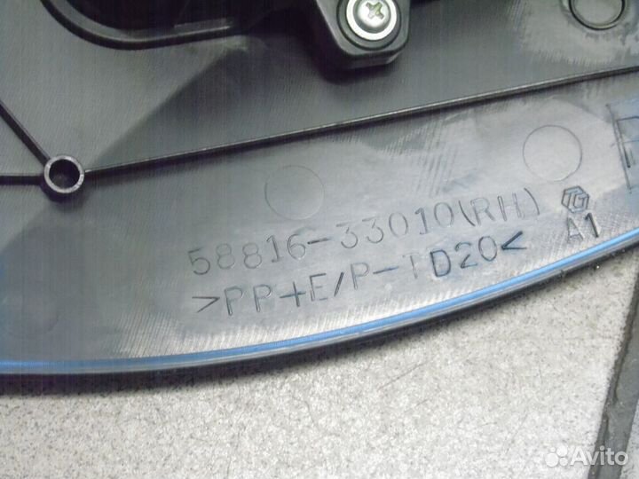 Консоль между сидениями правая Тойота Камри 40