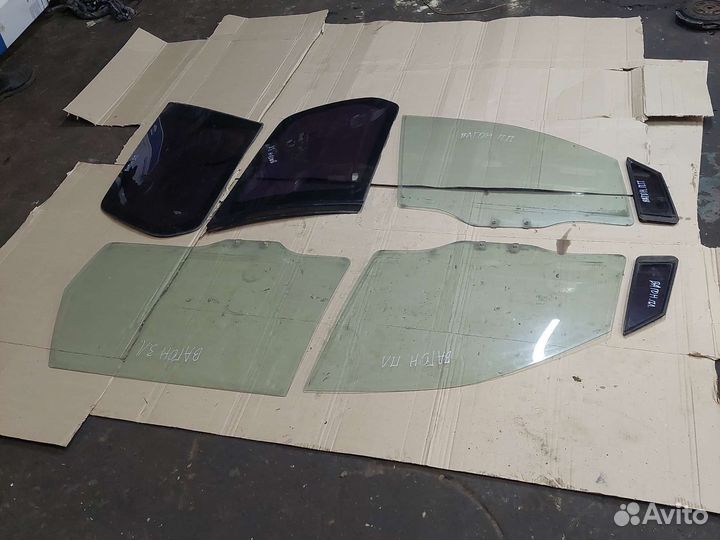 Стекло боковое Mitsubishi Space Wagon 3