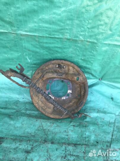 Щит опорный задний левый Dodge Caravan 4 2004 г