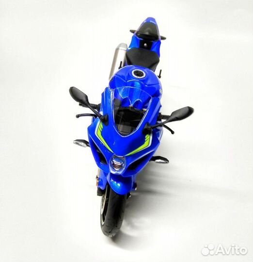 Модель мотоцикла Suzuki GSX-R1000 от производителя