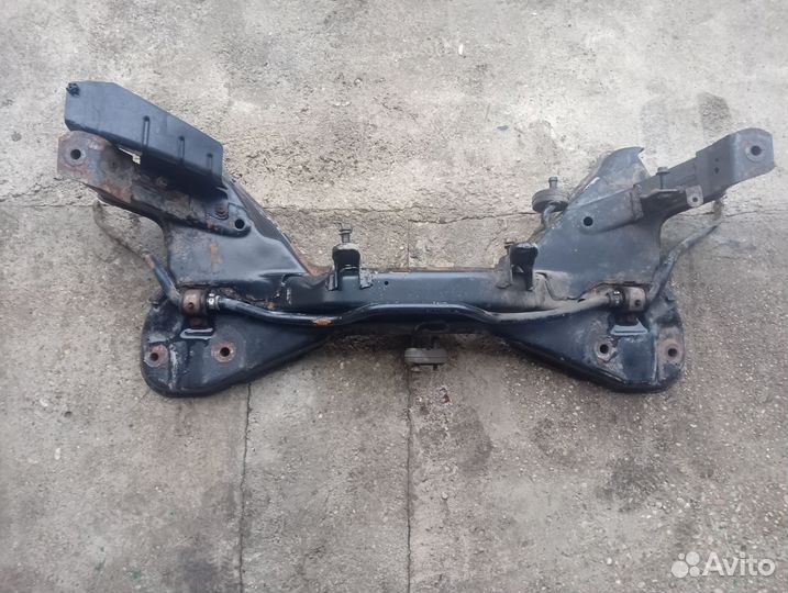 Подрамник передний Mitsubishi Carisma