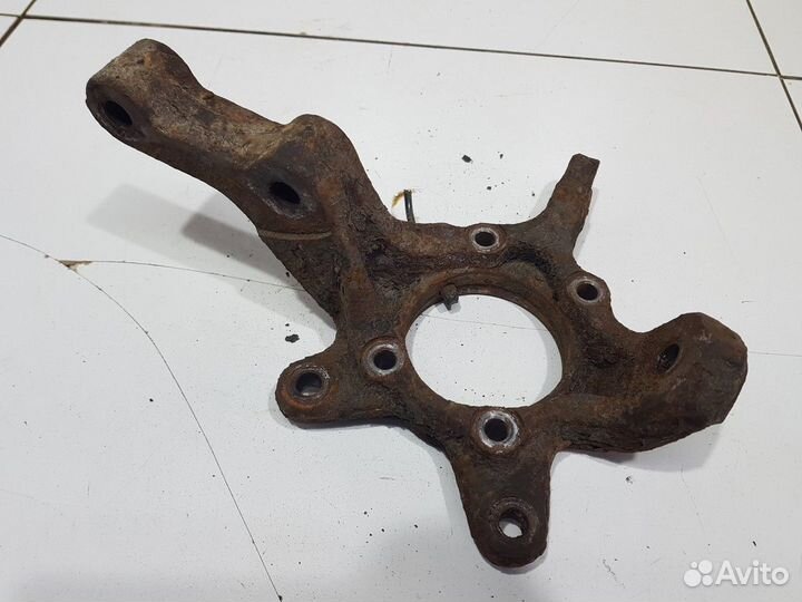 Кулак поворотный передний левый