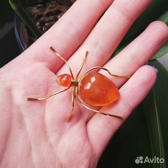 Брошь из янтаря