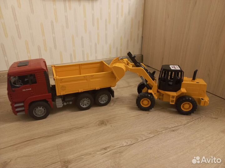 Самосвал с погрузчиком Bruder