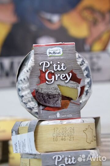 Мягкий сыр камамбер из Франции в серой золе