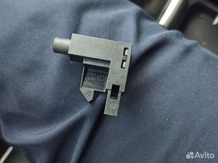 Кнопка включения индикатора стояночного тормоза