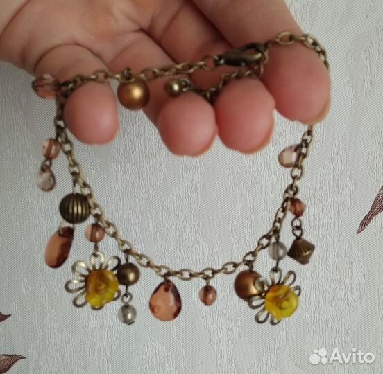 Брошь, браслеты, бусы