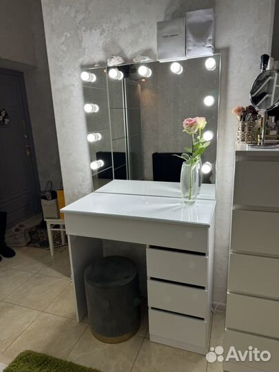 Косметический столик, стол бровиста, макияжный