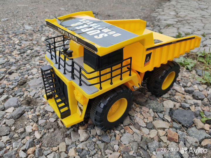 Большая машинка на пульте управления для ребенка