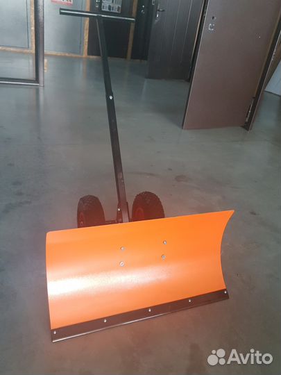 Лопата движок-скрепер для уборки снега на колесах