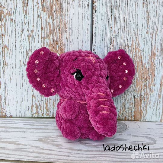 Вязаная игрушка брелок слоник